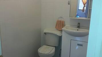 Appartement, 3 chambres | Salle de bain | Douche, serviettes fournies