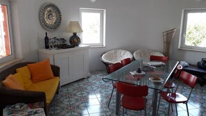 Fernseher, Kamin, DVD-Player, Bücher