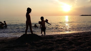 En la playa, camastros y toallas de playa