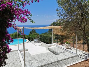 A pool area with a view of the sea, surrounded by greenery and a pergola. - The Shell House with private pool - 1 Km from the beach (bonifati)