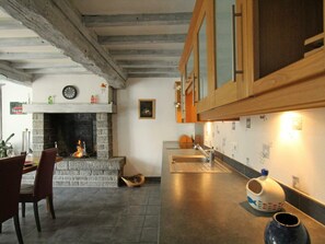 Een koelkast, een magnetron, een vaatwasser