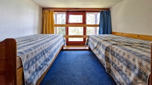 A room with two beds, a window with curtains, and a carpeted floor. - 2-room duplex for 5 ppl in Arcs 1800, balcony and Wifi (Les Arcs 1800)
