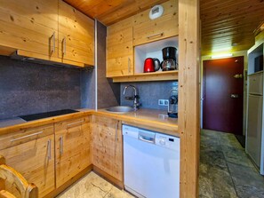 Cafeteira/chaleira, geladeira, micro-ondas, cooktop