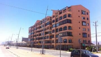 Vista frontal de la propiedad