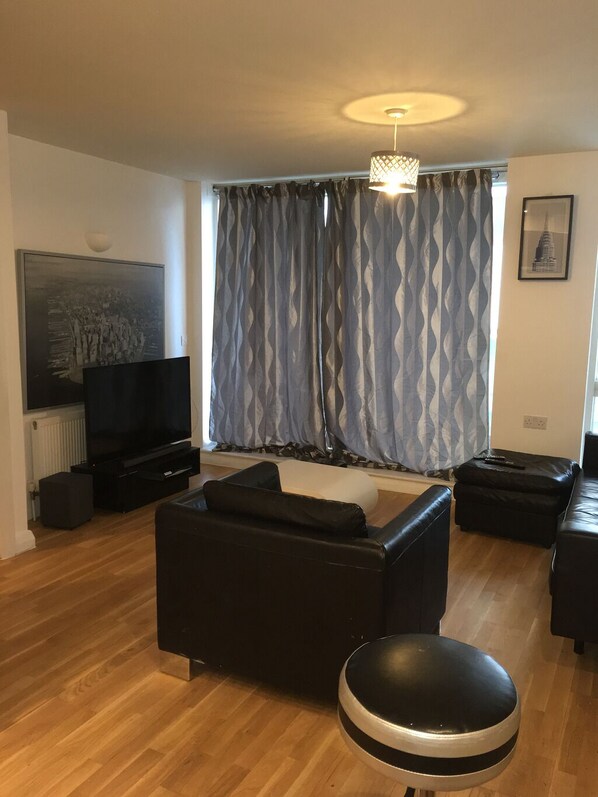 Télévision, services de streaming, vidéothèque, chaîne hi-fi