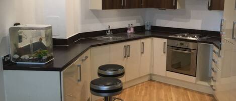 Kühlschrank, Mikrowelle, Ofen, Geschirrspüler