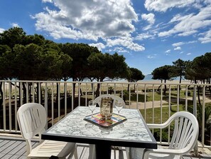Outdoor dining - 2-Room Apartment, Pets Allowed, Sea Front (Argelès-sur-Mer)