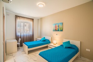 4 habitaciones, tabla de planchar con plancha, internet y ropa de cama 