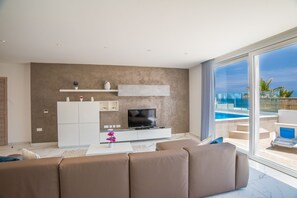 TV - Villa Apartment with private pool and unobstructed Sea Views  (Marsaskala)