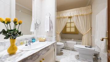 Een bad/douchecombinatie, gratis toiletartikelen, een haardroger