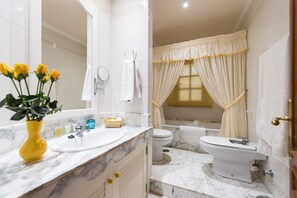 Combined shower/tub, free toiletries, hair dryer, towels - Villa Teresita High Views with private pool (Sta Brígida)