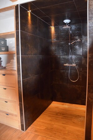 Badewanne, Haartrockner, Handtücher