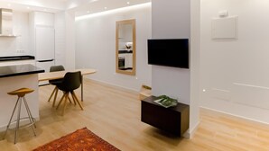 Een modern appartement met keuken, eethoek en woonruimte.