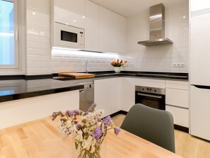 Fridge, microwave, oven, dishwasher - Pic I City Center San José (Málaga)