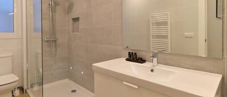 Bruser, hårtørrer, håndklæder