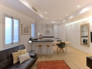 Un appartement moderne comprenant un salon, un coin repas et une cuisine.