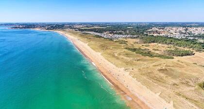 Cozy Beachside Cottage, 300m from Marais Girard Beach, Renovated Kitchen, Pet Friendly