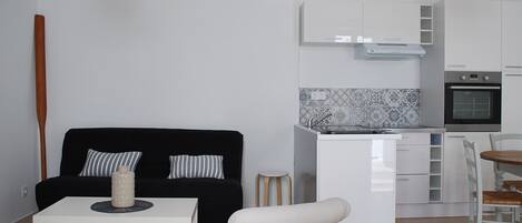 تلفزيون بشاشة مسطحة