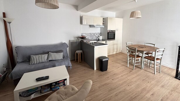 Un apartamento moderno con sala de estar, comedor y cocina.
