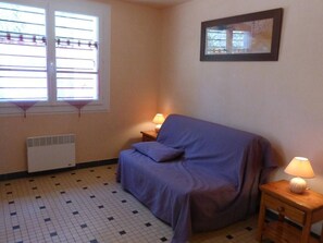 TV - 3-Room House for 6, Near Beach & Forest, Closed Yard, Parking, WiFi (Saint-Hilaire-de-Riez)