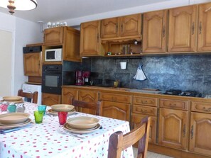 Fridge, microwave, oven, stovetop - 3-Room House for 6, Near Beach & Forest, Closed Yard, Parking, WiFi (Saint-Hilaire-de-Riez)