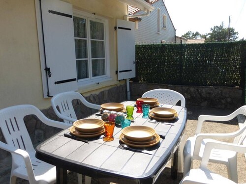 3-Room House for 6, Near Beach & Forest, Closed Yard, Parking, WiFi