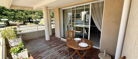 تناول الطعام بالخارج