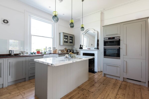 Microwave, dishwasher, coffee/tea maker, toaster