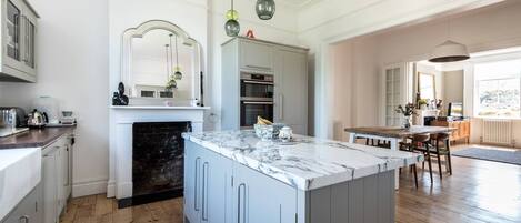 Microwave, dishwasher, coffee/tea maker, toaster