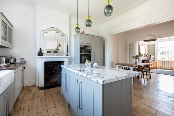 Microwave, dishwasher, coffee/tea maker, toaster - Westbourne Grove VIII by onefinestay (London)