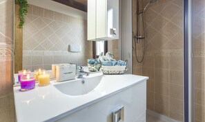Bruser, hårtørrer, bidet, håndklæder
