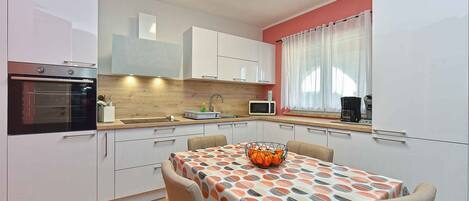 Frigorifero, microonde, forno, piano cottura