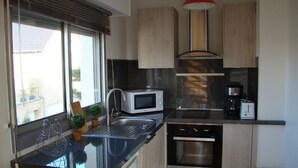Coffee/tea maker, microwave, oven, stovetop - Charming Duplex for 4 near Beach & Shops in Stella-Plage (Cucq-Stella Plage)