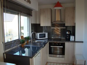 Microwave, oven, stovetop, dishwasher - Charming Duplex for 4 near Beach & Shops in Stella-Plage (Cucq-Stella Plage)