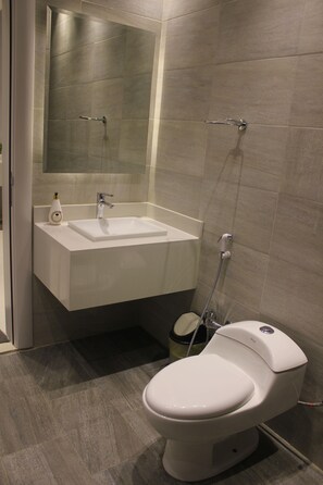 Villa | Badezimmer | Dusche, kostenlose Toilettenartikel, Handtücher