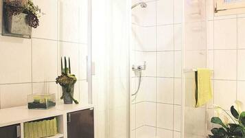 Dusche, Haartrockner, Handtücher