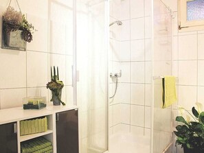 Dusche, Haartrockner, Handtücher