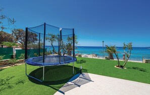 Property grounds - Cozy apartment in Povljana with kitchen (Povljana)