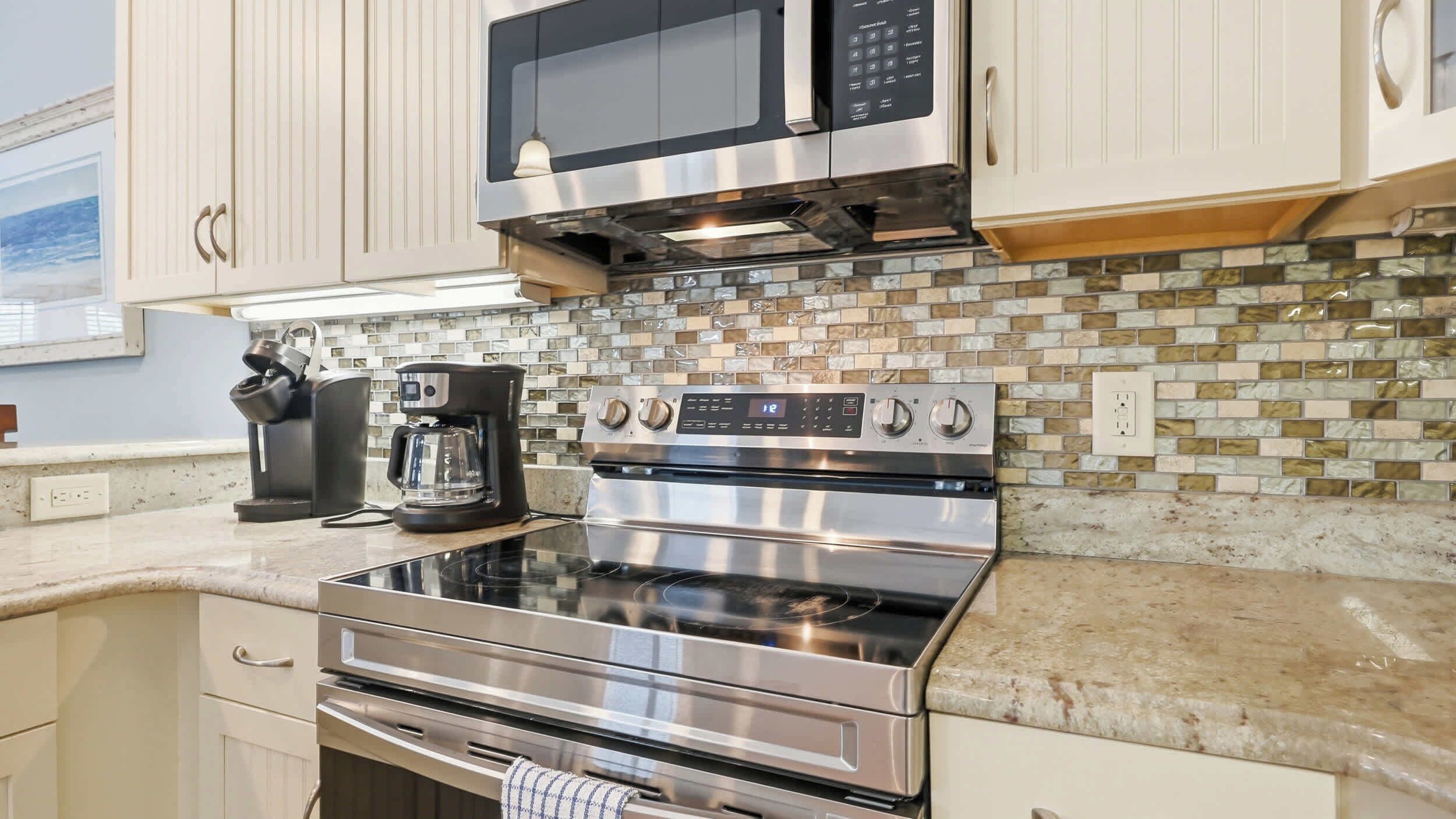 Geladeira, micro-ondas, fogão, cooktop