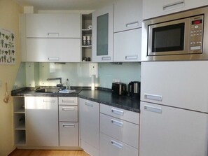 Kühlschrank, Mikrowelle, Ofen, Geschirrspüler