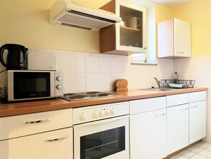 Een koelkast, een oven