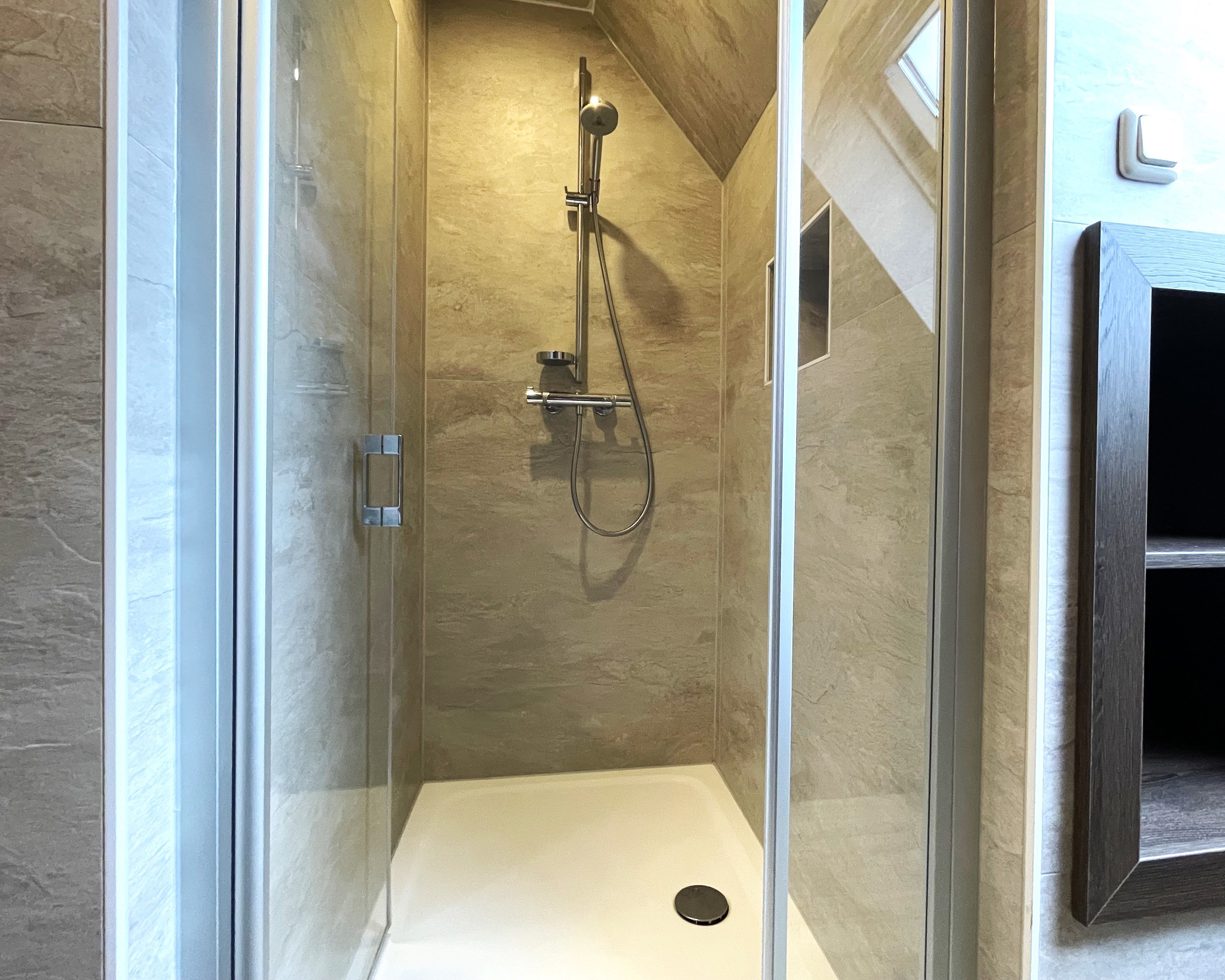 Dusche, Haartrockner, Handtücher