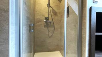 Dusche, Haartrockner, Handtücher