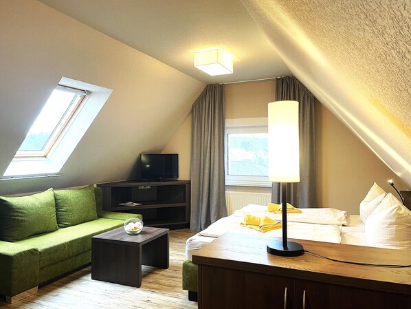 1 bedroom, desk, travel crib, WiFi - Apartment with extra bed for max. 4 persons - Gasthof & Pension Zur (Lohsa)