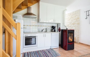 Réfrigérateur, micro-ondes, plaque de cuisson, lave-vaisselle