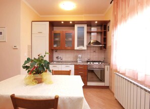 Fridge, oven, stovetop, coffee/tea maker - Holiday apartment mit Terrasse und Klimaanlage (Rovinj)