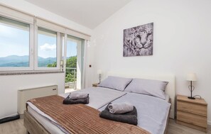 4 bedrooms, travel cot, free WiFi, bed sheets