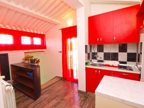 ثلاجة، موقد طهي مسطح، ماكينة لصنع القهوة/الشاي، مستلزمات طهي/أطباق/أوعية