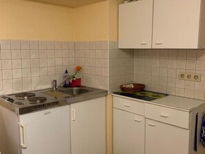 Refrigerador, cafetera y tetera, tetera eléctrica y tostadora