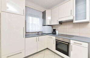 Kühlschrank, Ofen, Herdplatte, Wasserkocher mit Kaffee-/Teezubehör